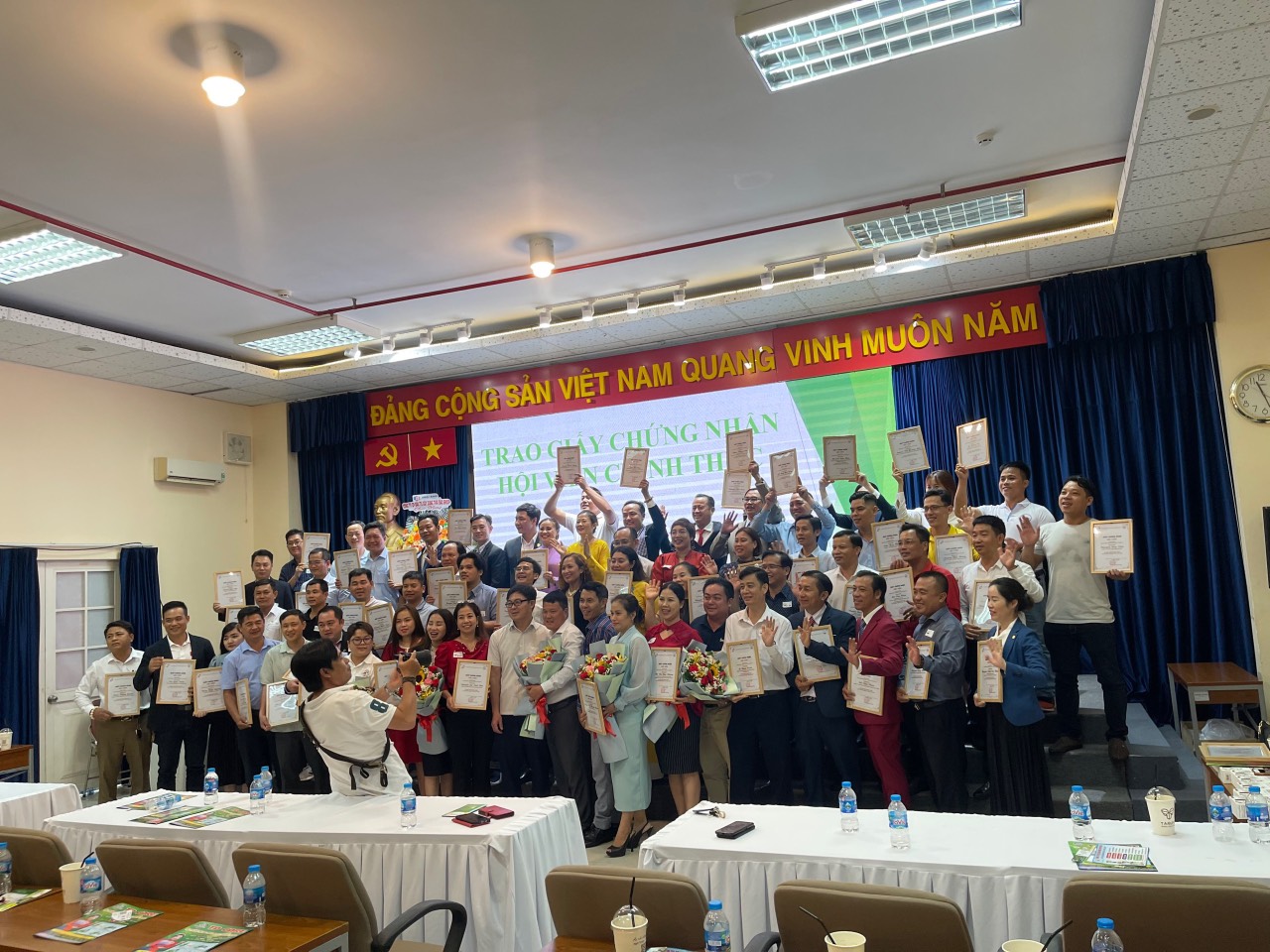 Lễ trao giấy chứng nhận