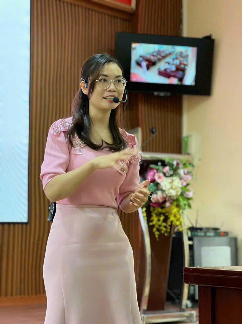 Hinh Anh Micro Deo Tai Khong Day Uf 66